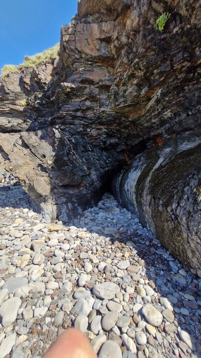 morgan_bugler's tweet image. First day for undergraduates on the Tenby field trip at Broad Haven. @JRawlingsVolc @OceanEarthUoS