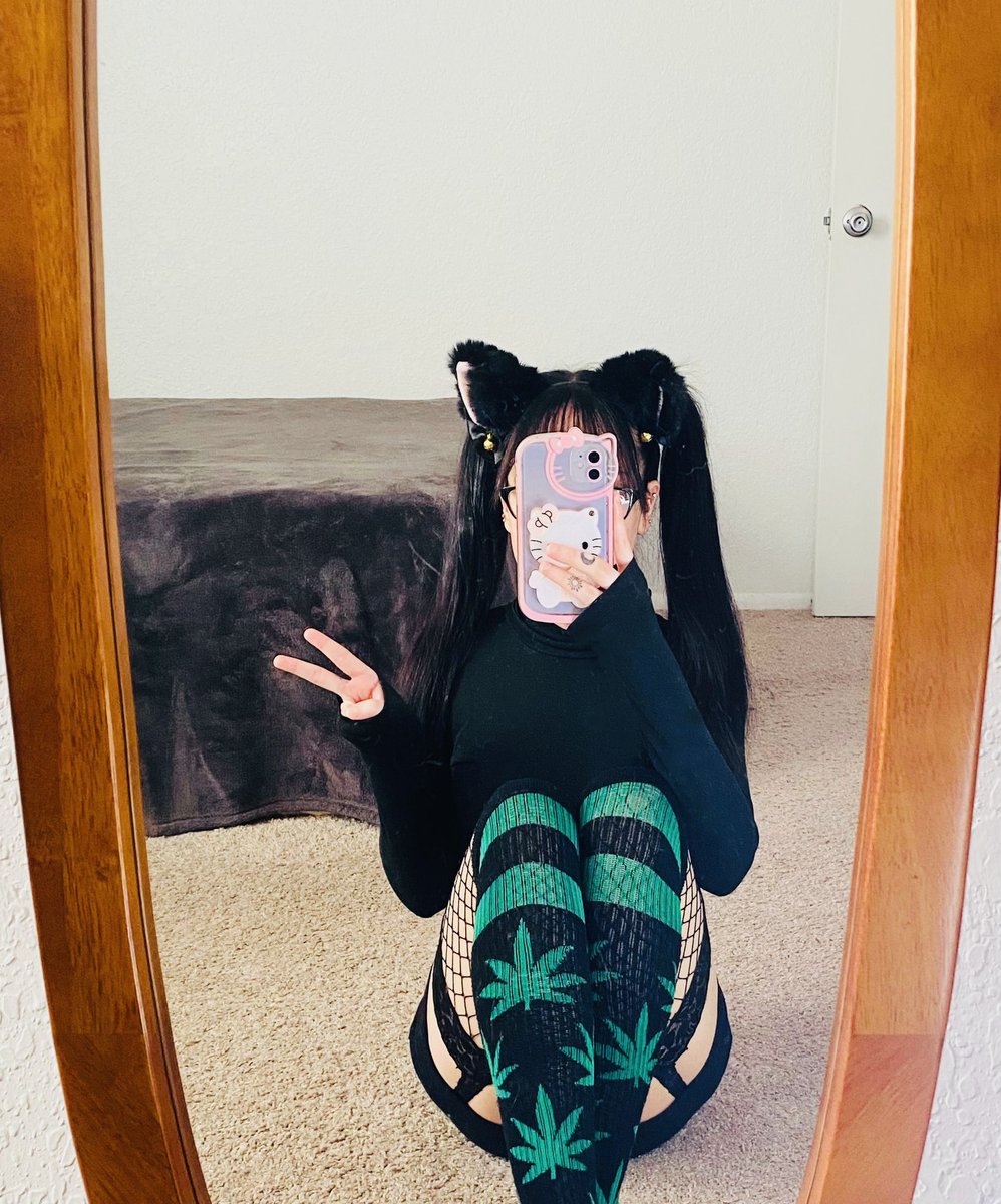 crystalscos's tweet photo. happy 4/20 everyone!!! 🍃💚

#anime #cosplay #cosplayer #cosplayaccount #animegirl #uwu #kawaii #420day #gamer #waifu https://t.co/Go68SlpfZL