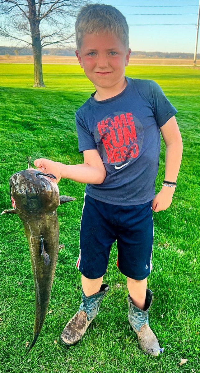 MuscatineIA's tweet image. #MuskieLegend Denny Schuur's grandson reels in an absolute beauty! #IowaFish #NiceCatch