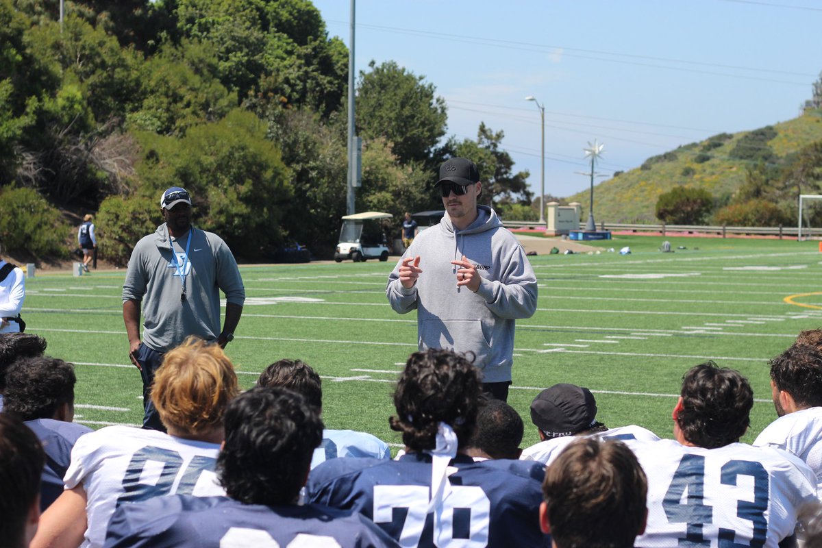USDFootball's tweet photo. Appreciate Torero Alumnus and NFL Pro Ross Dwelley stopping by and speaking to the team today after the scrimmage!

#ProToreros | #ToreroForLife https://t.co/mfFl1oVWaq