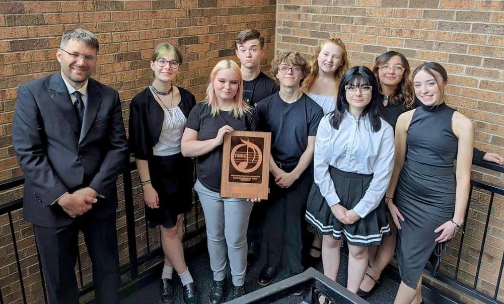 hwickersham1's tweet photo. Mr. Kithcart and the high school choir members earn top ratings at State today! Amazing performances in both categories 🎶🎶 https://t.co/4oymrEos7g
