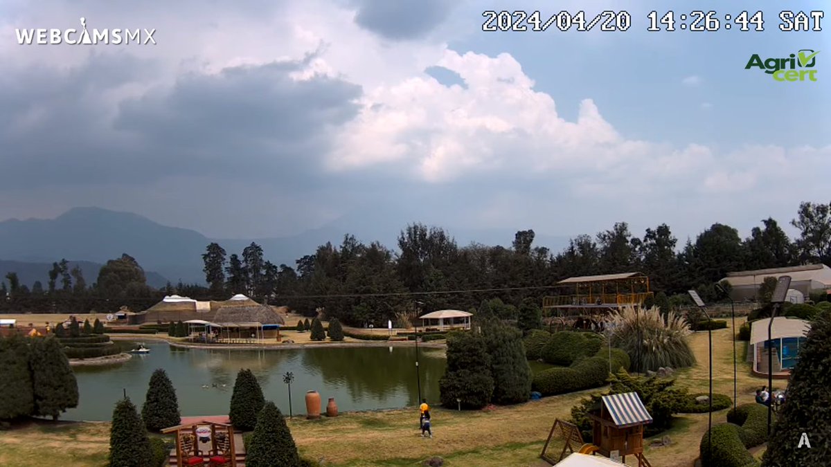 Un vistazo a Hacienda Panoaya, #Amecameca, #EdoMex.
Al fondo el #Volcán #Popocatépetl e #Iztaccíhuatl (la Mujer Dormida), escondidos entre nubes.
webcamsdemexico.com/webcam/volcane…