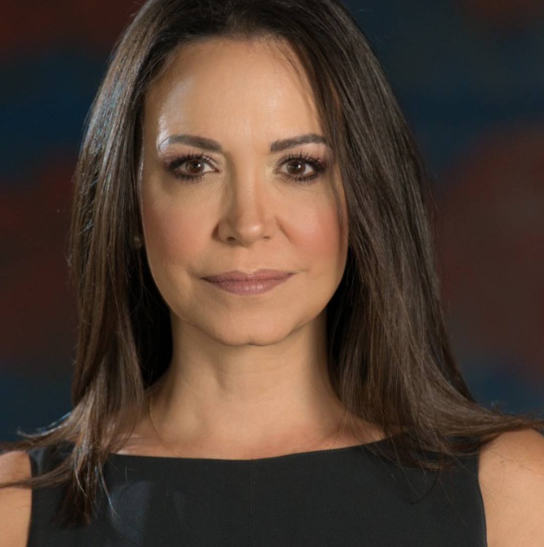 Mujer de temple, decidida, amplia, precursora, una vez más dando muestras de desprendimiento por el amor a Venezuela, por eso el ciudadano confía en ella, somos testigos de su gallardía política de aprendizaje de estos últimos 25 años y su coherencia!