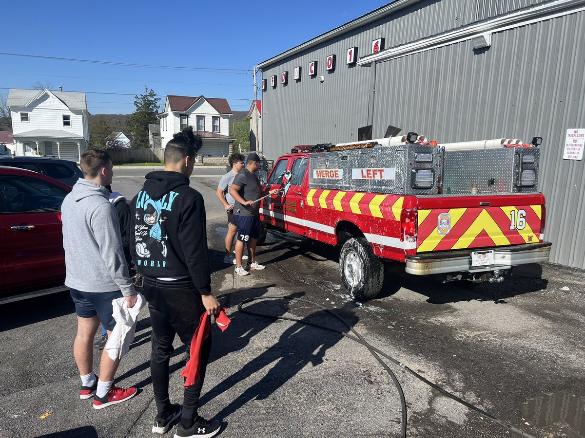 coach_ewags's tweet photo. Had a great time with the Frostburg Fire Department and @FrostburgFB today. https://t.co/DDahZjJ3SB