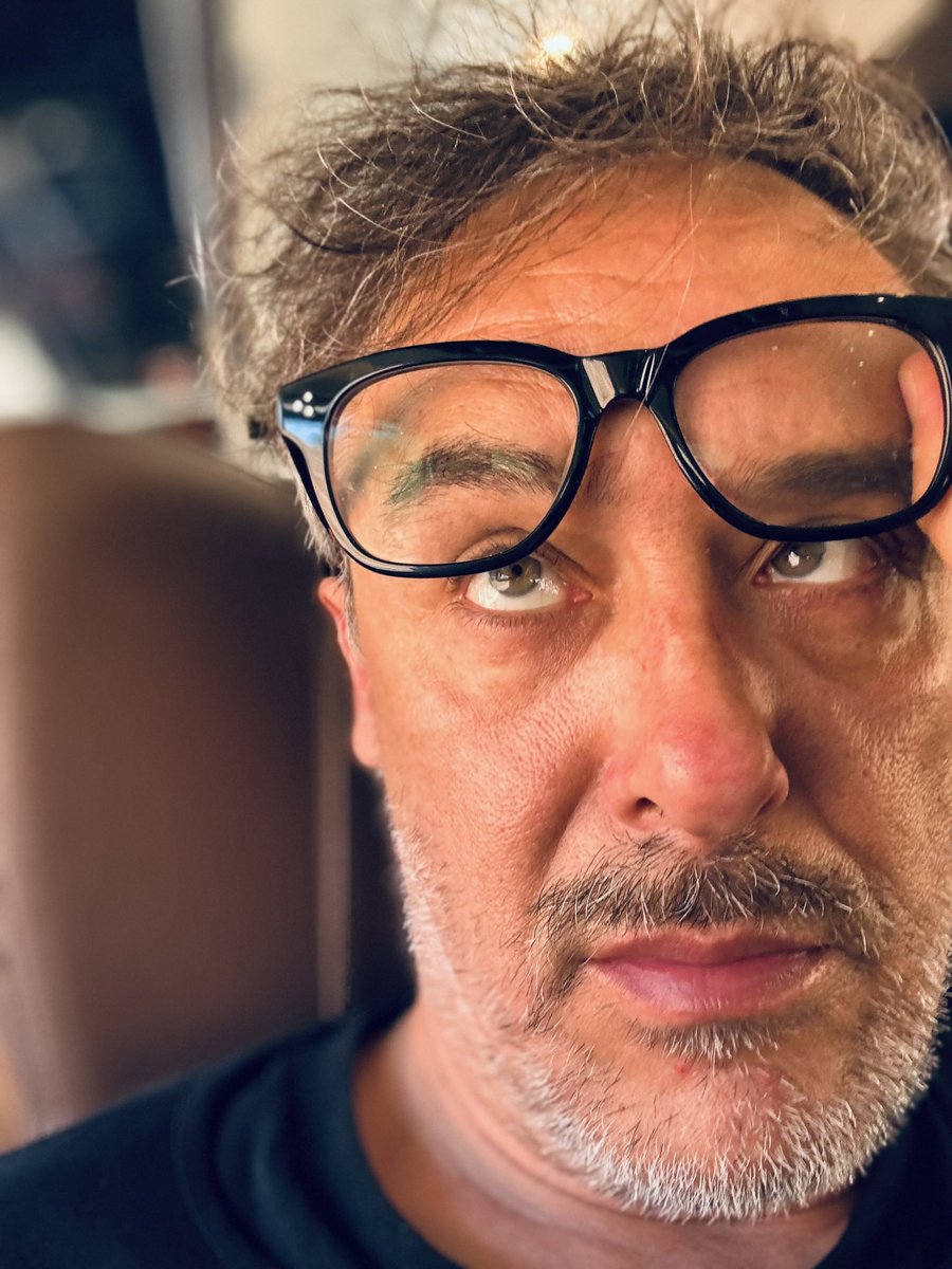 SantiBalmesSoy's tweet photo. Estación de Chamartín. Se acerca un chico y me suelta: “Hace 1/2 año decidí hacer un viaje por Asia tras asistir a un concierto vuestro. He recorrido varios países durante estos 6 meses y precisamente HOY acabo de volver”. ¿Cuántas posibilidades habrían de encontrarnos hoy? https://t.co/ZUBnvGU0aZ