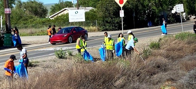 CaltransDist10's tweet photo. Thanks to #TracyEarthProject for their hard work cleaning up Linne Rd. and other areas of @TracyCA with more than 100 volunteers participating in #CleanCaliforniaCommunityDays. You can also help as we strive for the goal of #ZeroLitter. @CAgovernor @caltranshq @CA_Trans_Agency https://t.co/YPpCr37DhU