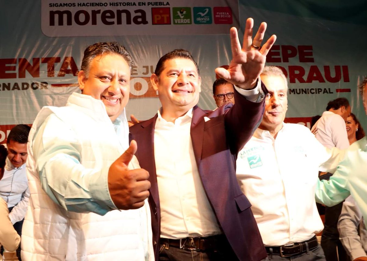 R_AlfredoGP's tweet photo. 🤝Una reunión de amigos con @armentapuebla_ y @pepechedrauimx, en la que se sintió la fuerza del magisterio estatal, y en la que se alzaron las voces en pro de metas comunes.
No me cabe en el pecho el orgullo que siento por todos los compañeros que integran la casa 51. https://t.co/85Ip8qjExA