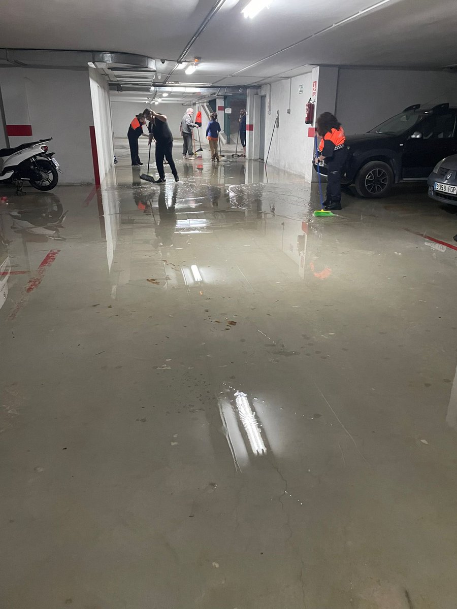 Asvogra's tweet photo. #Tormenta20Abril En la localidad de #Lachar (#Granada) siguen trabajando el #Voluntariado de @pcivilgranada y de la #AVPCPinosPuente colaborando con los vecinos en el achique de agua de los sótanos inundados.
@E112Andalucia
@VOSTandalucia https://t.co/msdYgCkah5