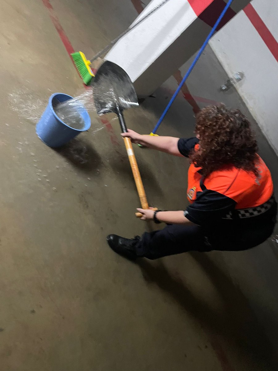 Asvogra's tweet photo. #Tormenta20Abril En la localidad de #Lachar (#Granada) siguen trabajando el #Voluntariado de @pcivilgranada y de la #AVPCPinosPuente colaborando con los vecinos en el achique de agua de los sótanos inundados.
@E112Andalucia
@VOSTandalucia https://t.co/msdYgCkah5