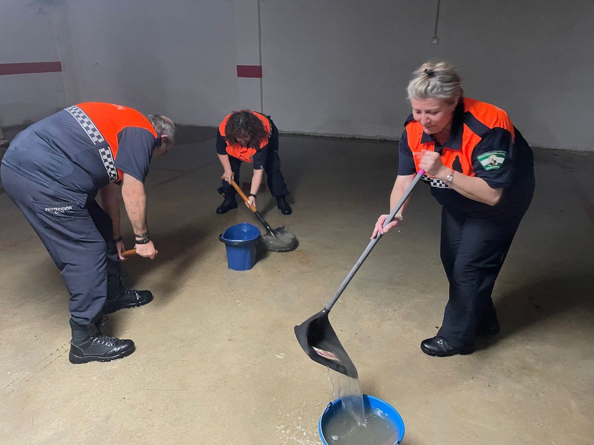 Asvogra's tweet photo. #Tormenta20Abril En la localidad de #Lachar (#Granada) siguen trabajando el #Voluntariado de @pcivilgranada y de la #AVPCPinosPuente colaborando con los vecinos en el achique de agua de los sótanos inundados.
@E112Andalucia
@VOSTandalucia https://t.co/msdYgCkah5