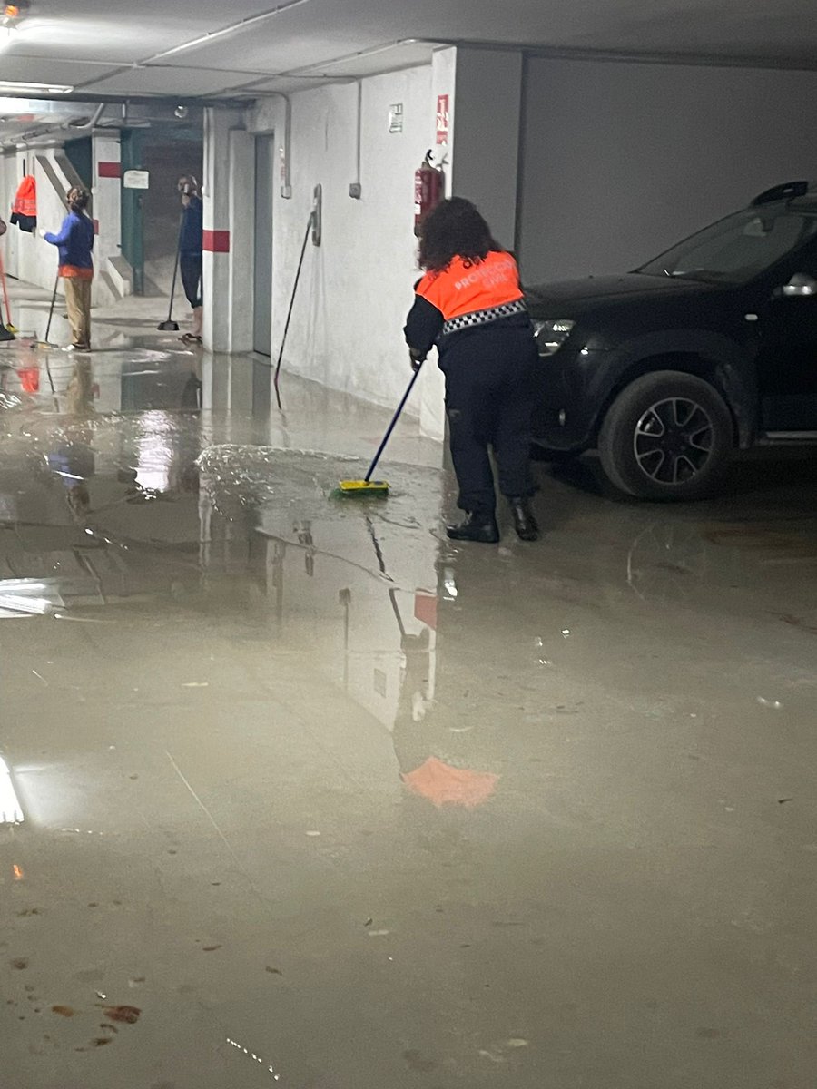 Asvogra's tweet photo. #Tormenta20Abril En la localidad de #Lachar (#Granada) siguen trabajando el #Voluntariado de @pcivilgranada y de la #AVPCPinosPuente colaborando con los vecinos en el achique de agua de los sótanos inundados.
@E112Andalucia
@VOSTandalucia https://t.co/msdYgCkah5