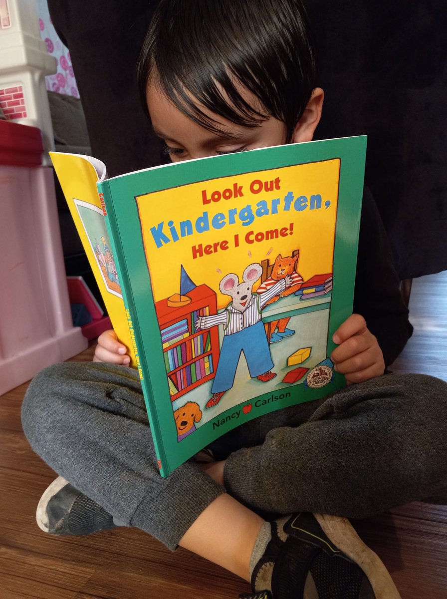 Today we're celebrating #NationalKindergartenDay! Our graduation book for the USA & Canada, “Look Out Kindergarten, Here I Come,” by Nancy Carlson, is an encouraging story that will give your child a boost of confidence. (📸: Sra V.)