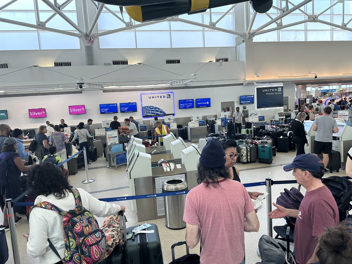 singingOTune's tweet photo. Was expecting a bit better with self tagged bad drop off.  @united @FLLFlyer https://t.co/7yPsfpzmtN