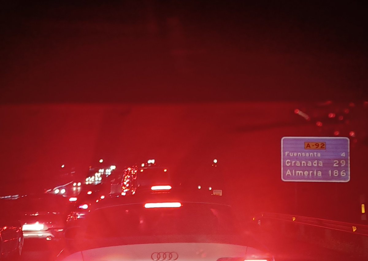 Ssonrisasmil's tweet photo. Así está la #A92: más de 2,30h en cola sin andar 100mtros.
22.30h.
#atascogranada #fuensanta @InformacionDGT ¿habilitar un carril en sentido contrario para descongestionar? 
Llevamos 5horas encerrados en el coche. @guardiacivil
¿No se podía desviar a los coches antes a otra ruta? https://t.co/0mJDY4J91k