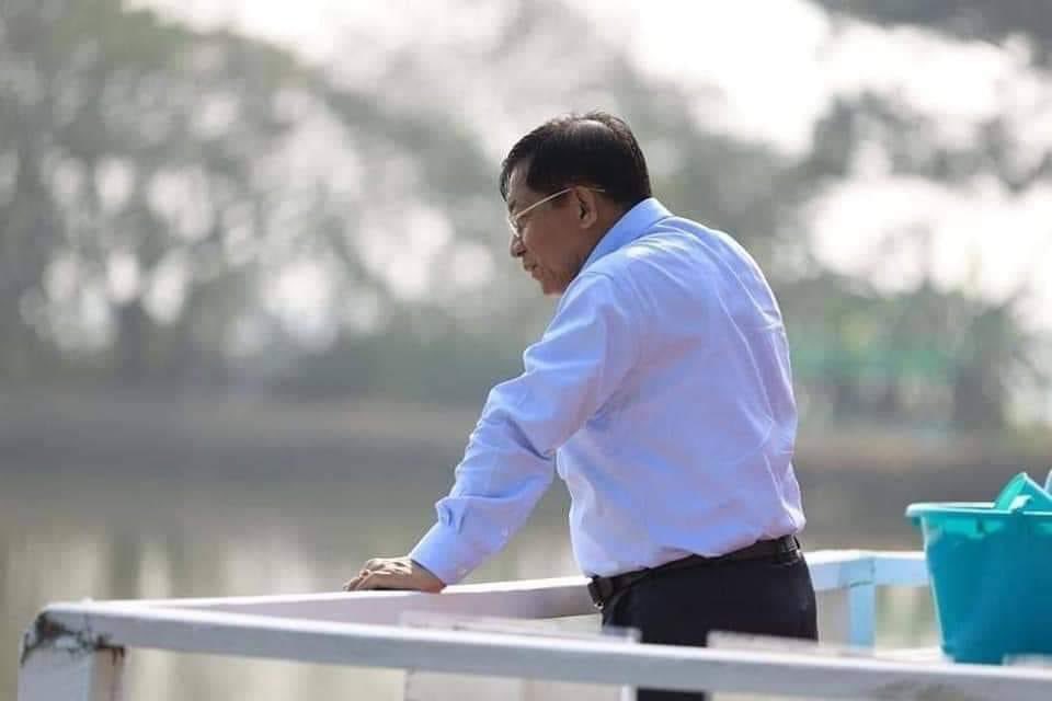 YeMin57623507's tweet photo. အောင်ဇေယျ က နောက်ကြောင်းပြန်လှည့်သွားတာသာ သေချာရင် မအလ အထုပ် ပြင်ပြီး ပြေးဖို့ သိပ်မကြာတော့ဘူး
💪🏾💪🏾💪🏾
#NUG
#CDMsupport
#Myanmar
#WhatsHappeningInMyanmar https://t.co/gyMgYHWnuF