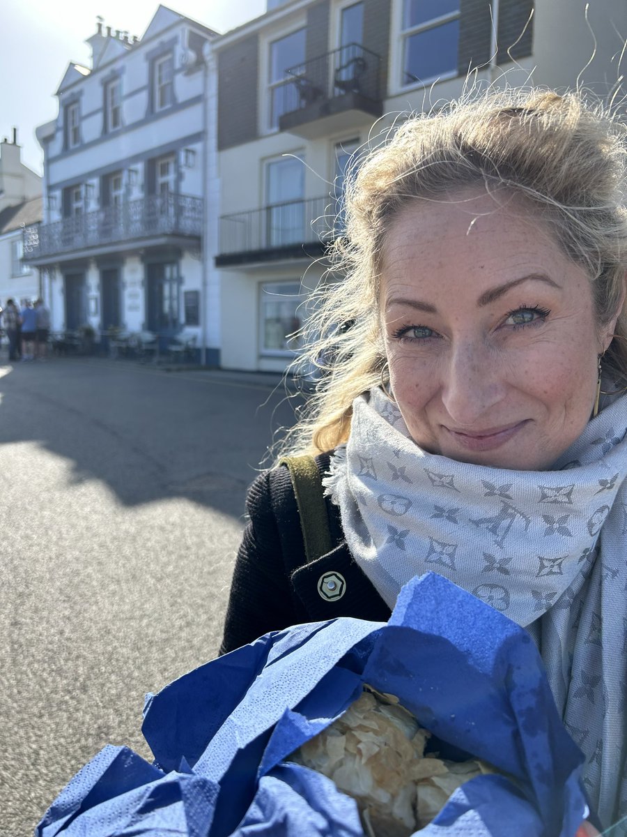 Greek treats galore! Cornish cornflower blue skies, cerulean seas and bookish chat in St Mawes today- what a day! What a start to the @RoselandFest What fun to natter books with @Skentelbery in the sunshine x