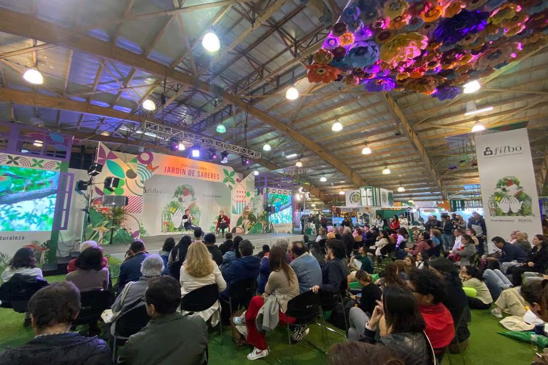 Ayer lleno total en la @FILBogota, auditorio del Pabellón Colombia, en la conversación que sostuvimos con Erna von der Walde, sobre la riqueza literaria de La Vorágine, la gran novela que cumple cien años. Este domingo presentaremos la Biblioteca Vorágine, gran salón D, 2:30 p.m.