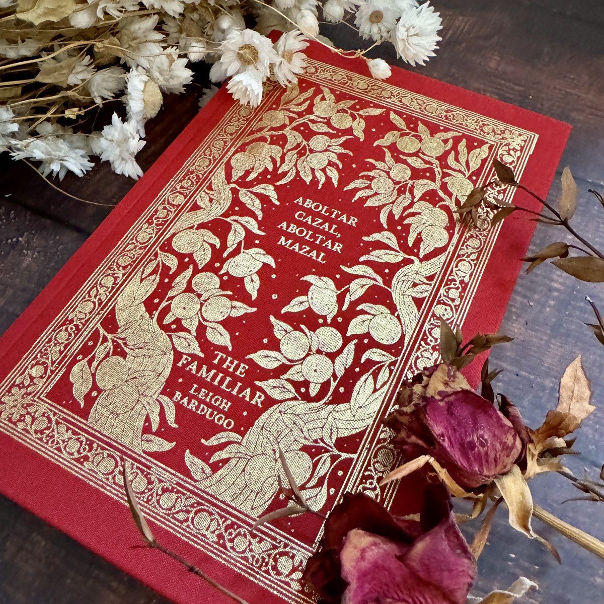 Rosdottir's tweet photo. Excited to finally share my cover for Leigh Bardugo’s The Familiar! 🦂 https://t.co/5rmqMzPb4P