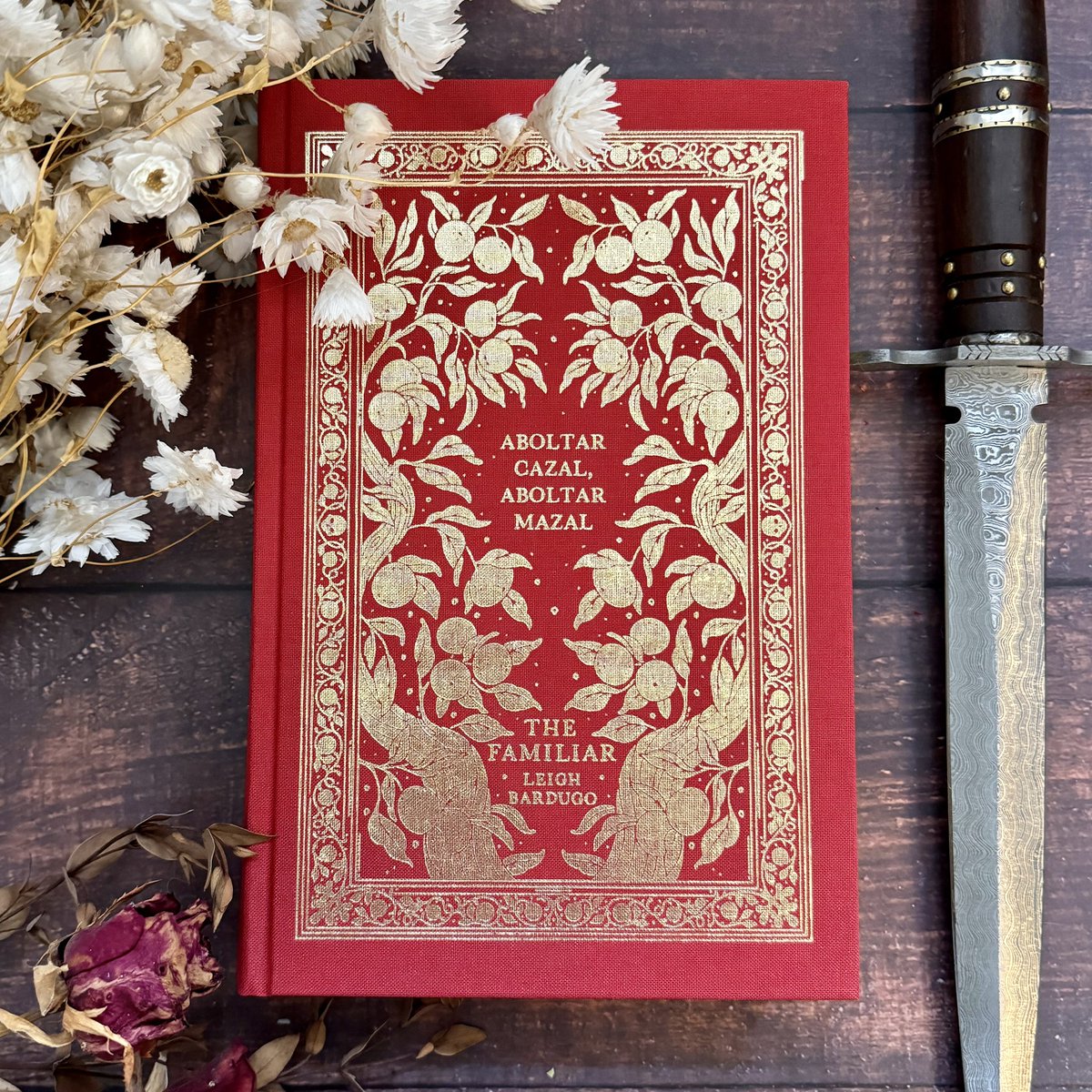 Rosdottir's tweet photo. Excited to finally share my cover for Leigh Bardugo’s The Familiar! 🦂 https://t.co/5rmqMzPb4P