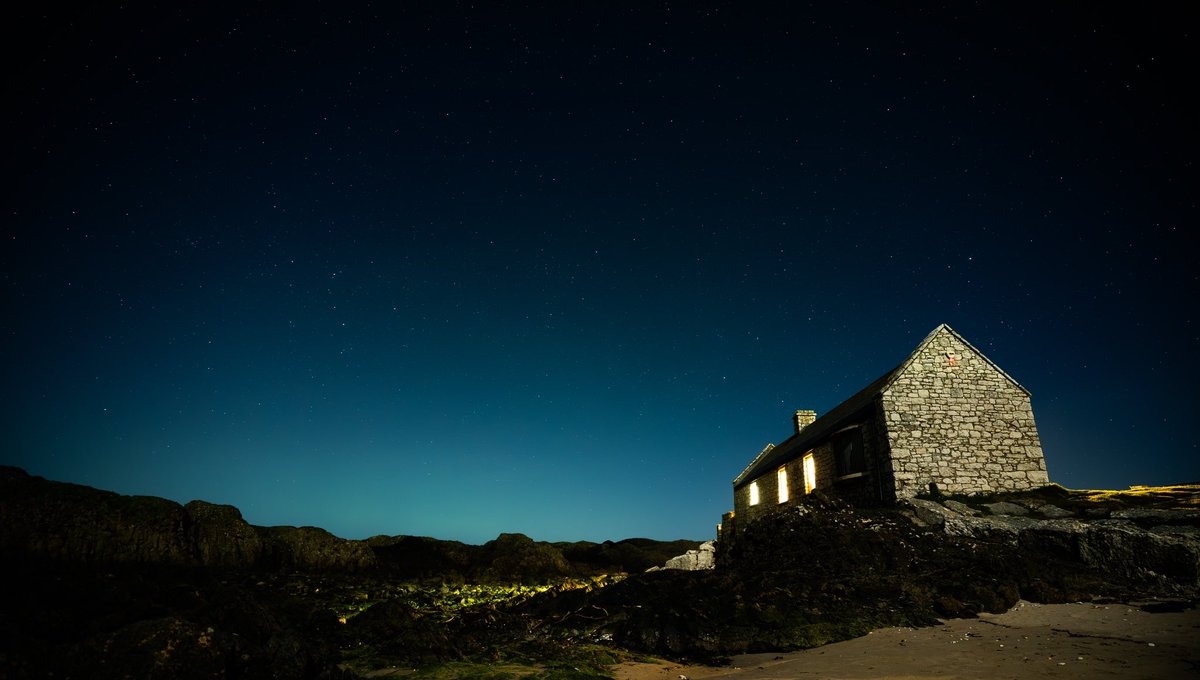 Headed up to the north coast of Ireland last night - It looked promising but weakened after sunset. Captured a weak aurora display / airglow at Ballintoy harbour against the rocky landscape and old cottage. Pic by @paulmoane @StormHour @deric_tv @TourismIreland #Ballintoy