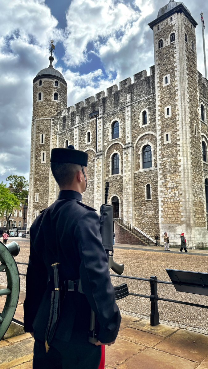 The fabulous Royal Gurkha Rifles will be conducting our Ceremony of The Keys very shortly, the official locking up of @TowerOfLondon and made extra special as the Constable will be taking the salute @BritishArmy