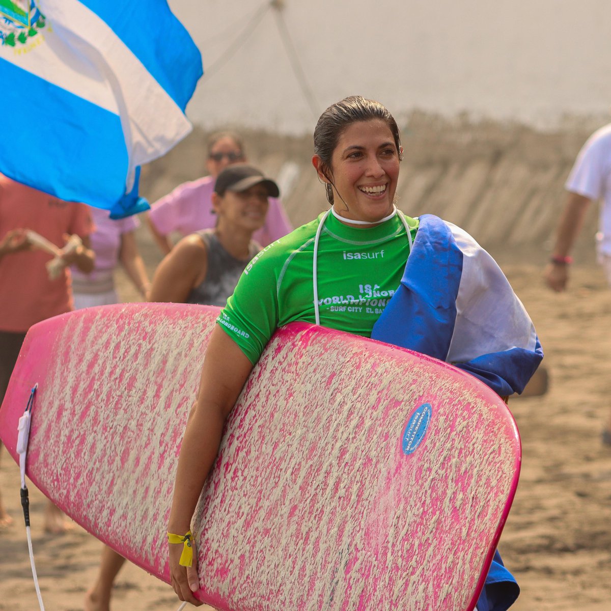 SURF 🏄‍♀️ 

Arrancó la jornada del surf femenino en el ISA World Longboard Championship Surf City El Salvador.

Nuestra surfista Claudia Tamacas tuvo su debut y finalizó en cuarto lugar de su heat con 3.93 puntos, lo que la lleva a pelear el repechaje 1.

#TeamESA 🇸🇻