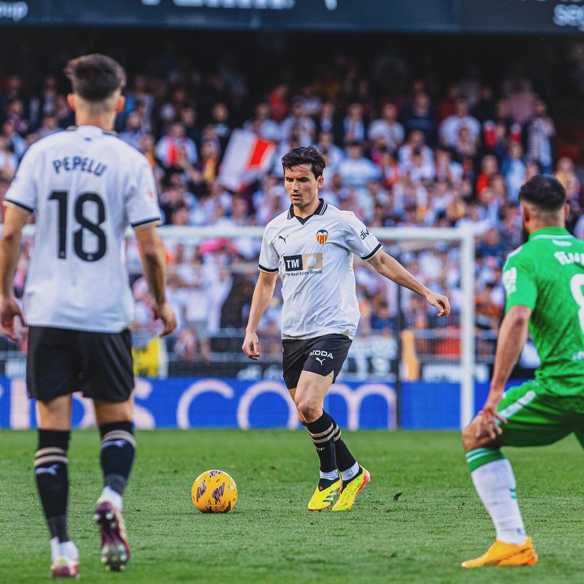 HGuillamon's tweet photo. Duro resultado hoy, no era lo que esperábamos, pero no bajamos los brazos. Desde ya a seguiremos trabajando para mejorar en cada partido! 🦇⚫️⚪️ #Amunt https://t.co/V7tPpixDqs