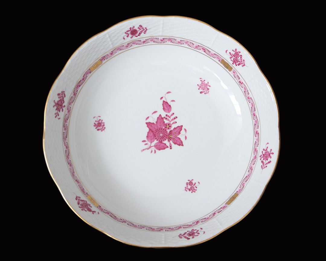 HEREND - Large Porcelain Bowl - Apponyi Chinese Bouquet Pattern in Raspberry - HANDPAINTED by ArmoireAncienne dlvr.it/T5nDdK #vintagebarware #luxuryhome #vintagegifts