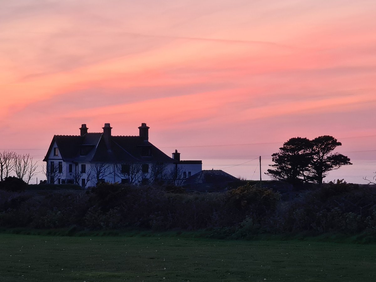 gnome_alice's tweet photo. More diffuse #sunset this evening, looking seaward over #Boswedden. The whole sky coloured up.
Last image is of the aftermath, north of the sun, behind #Boscean House.
#Lannust
#Kernow https://t.co/aNkmjLcc5f