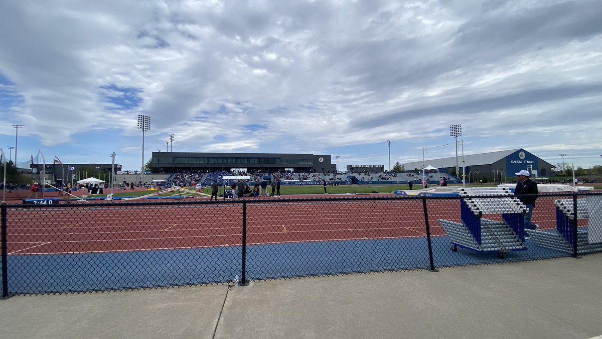 CoachSoderling's tweet photo. Watching the #KansasRelays with @kansastfxc https://t.co/ebvz3liBba