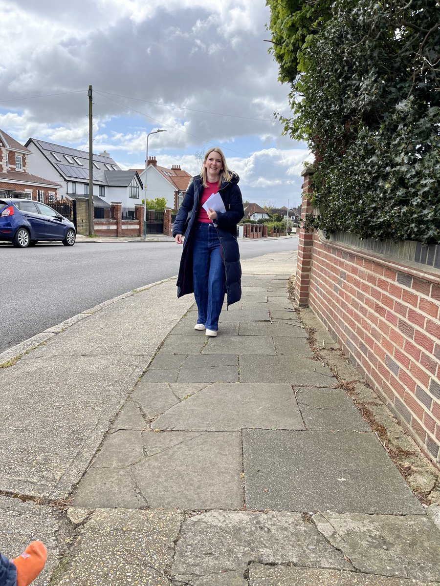 Out delivering and doing casework in Emerson Park today with ⁦@huccat⁩ for ⁦@Councillorsuzie⁩ 12 days to go until chance to vote for her in London Mayoral Election on 2 May. 🗳️ Read her plan to grip crime, reverse ULEZ expansion & build homes - susan.london/plan