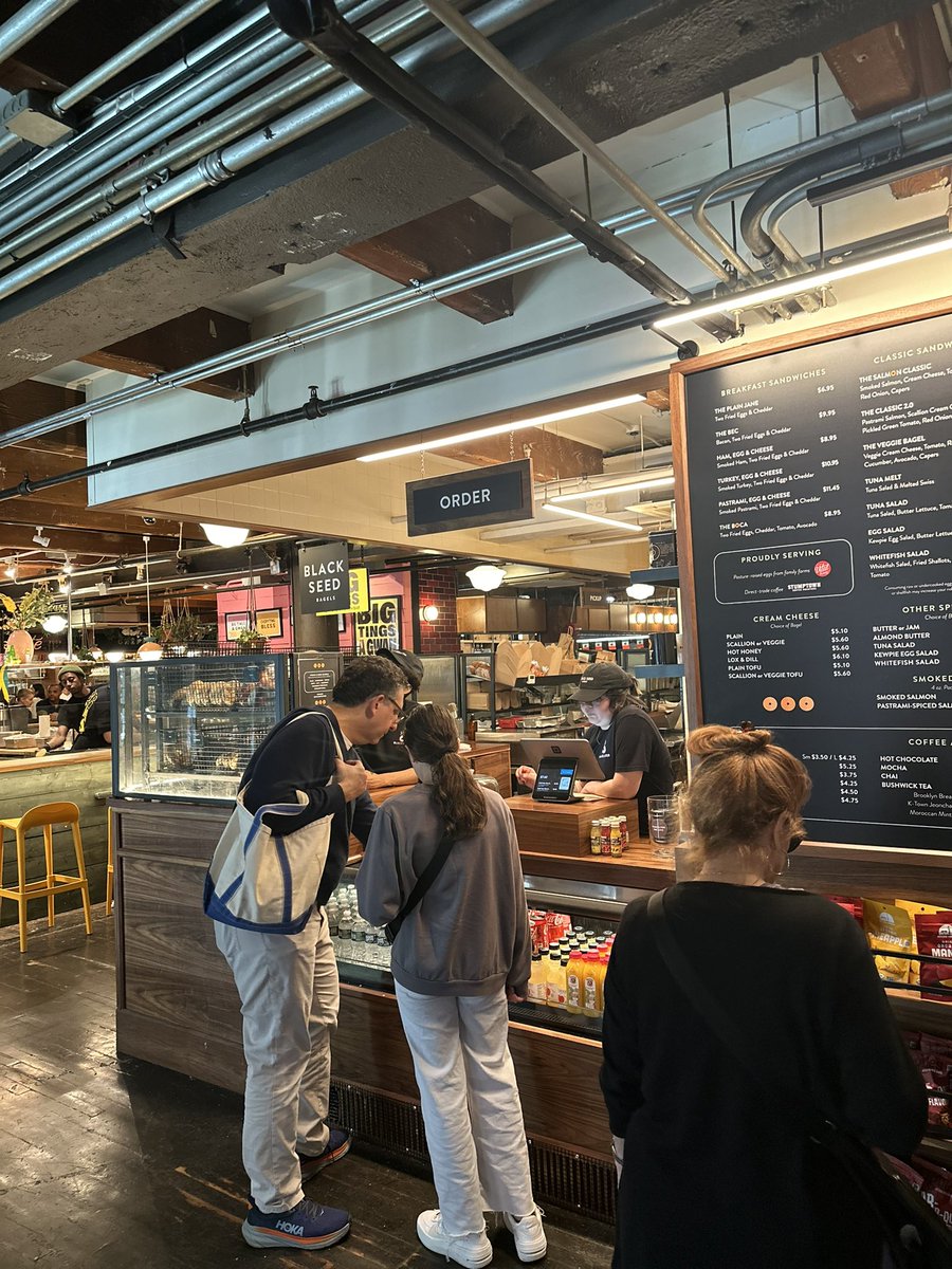 Day 6 of my New York City Bagel Tour… Today’s stop: Black Seed Bagel at Chelsea Market. 🥯 Bagel of the Day: Multigrain bagel with “Hot Honey.” Highlights: •Prime Location: Nestled in a fun spot within Chelsea Market, close to the apartment. •Superior Chew: The bagel