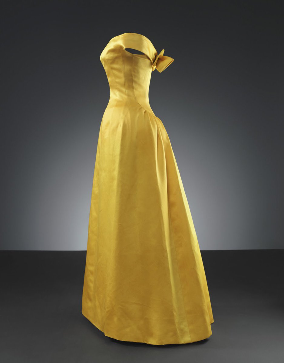 Moulded in gold. Balenciaga’s 1962 gown might be a piece of gleaming armour enfolding the body beneath in a gleaming shell. Did the wearer feel invincible, whatever the occasion for which it was destined? @museobalenciaga #fashionhistory