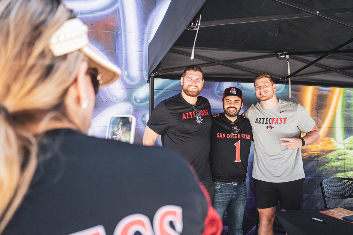 AztecFB's tweet photo. Glad to have you back on The Mesa, @Zach_Thomas76 @CameronThomas44 https://t.co/nKRAiZakvz