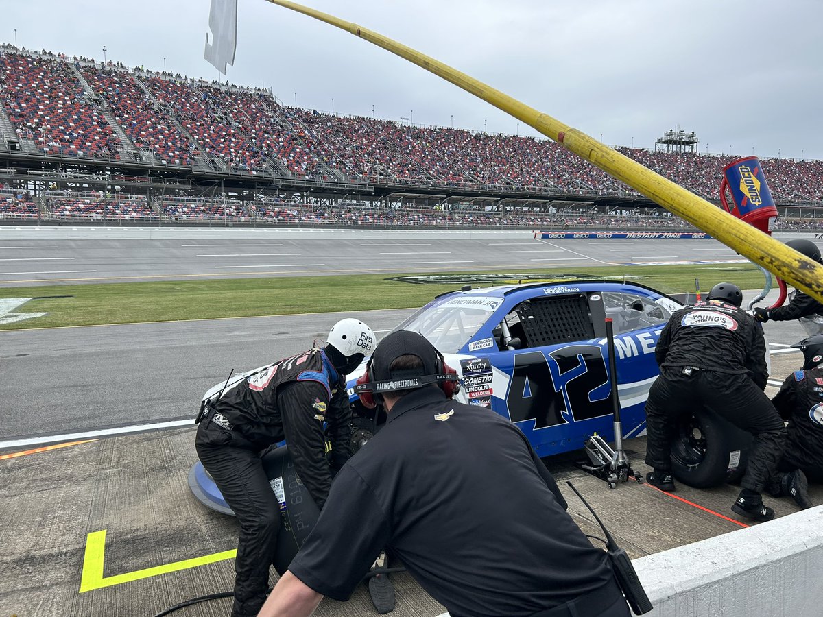 Four tires + ⛽️ for the No. 42 @MezranoLaw Camaro at the stage break 

#AgPro300 • #NASCAR