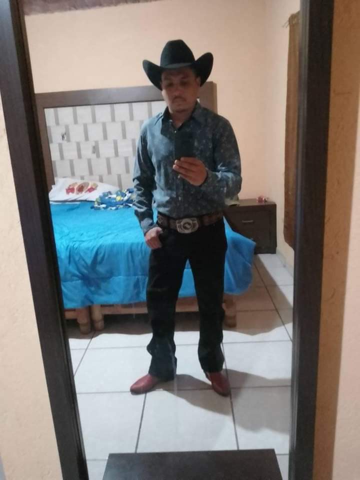 Single30chiapa1's tweet photo. Ranchero enseñando el fierrote... https://t.co/lVSWbxk0aa