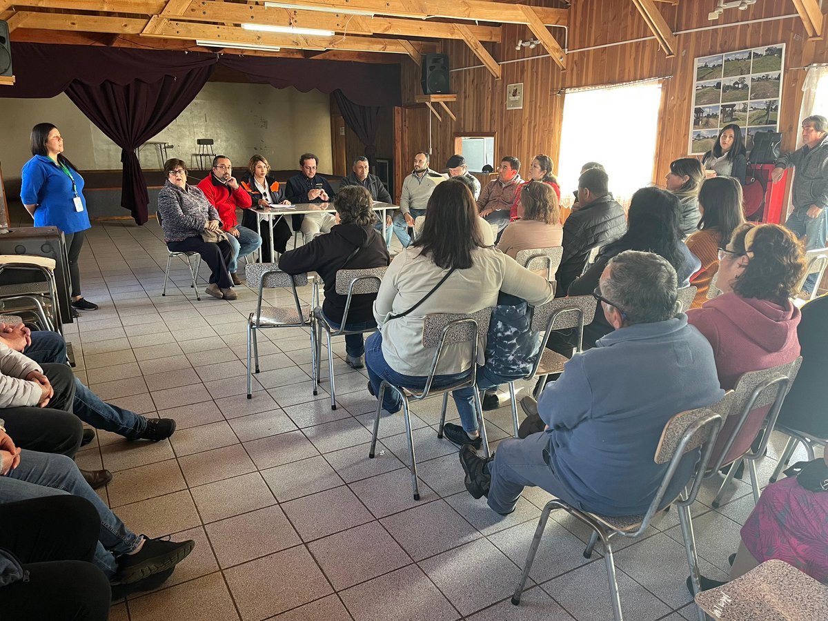 adeurresti's tweet photo. Seguimos recorriendo la región. Nos encontramos en el sector rural de #Ignao en la comuna de #LagoRanco, entregando información respecto a los avances en materia de agua potable rural junto a autoridades regionales ✊🏼🚰 https://t.co/Qk3SsOymlf