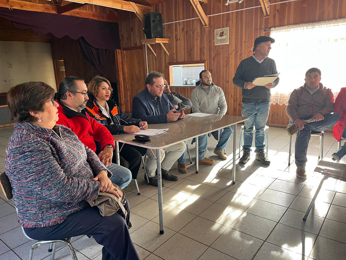 adeurresti's tweet photo. Seguimos recorriendo la región. Nos encontramos en el sector rural de #Ignao en la comuna de #LagoRanco, entregando información respecto a los avances en materia de agua potable rural junto a autoridades regionales ✊🏼🚰 https://t.co/Qk3SsOymlf