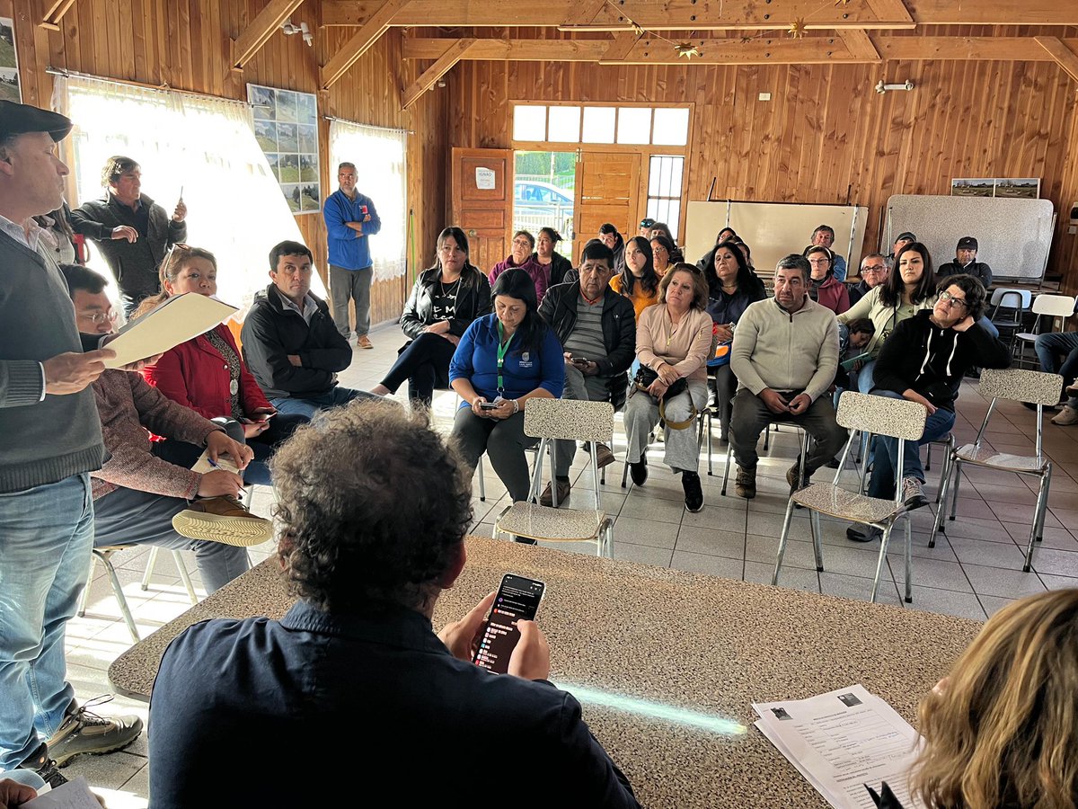 adeurresti's tweet photo. Seguimos recorriendo la región. Nos encontramos en el sector rural de #Ignao en la comuna de #LagoRanco, entregando información respecto a los avances en materia de agua potable rural junto a autoridades regionales ✊🏼🚰 https://t.co/Qk3SsOymlf