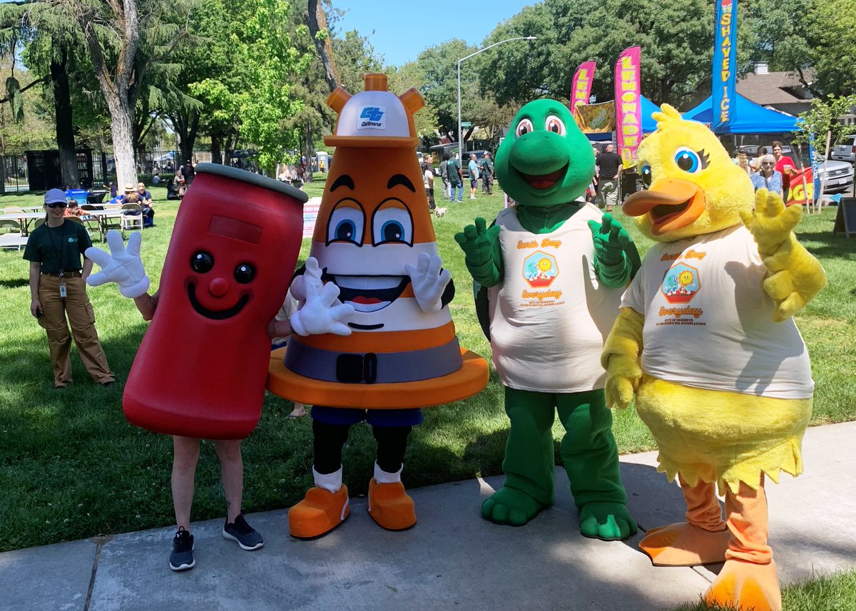 CaltransDist10's tweet photo. #SafetySam having a great time, dancing with his mascot friends in Mancini Bowl and taking photos with visitors today at #EarthDayModesto. We're here until 3pm promoting #CleanCA and #TrafficSafety. Stop by our booth. @CAgovernor @caltranshq @CA_Trans_Agency https://t.co/3nqC9hCmXc