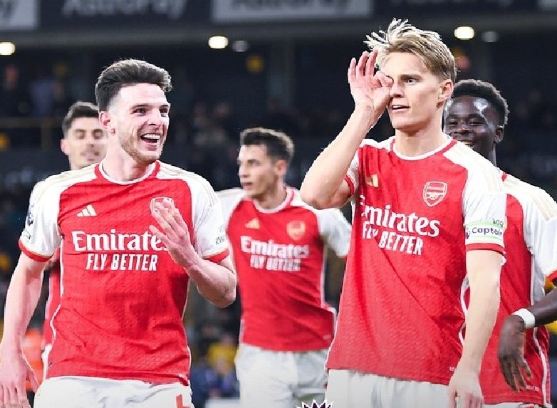 smutoro's tweet photo. Arsenal returns to the top of the EPL table, albeit temporarily, as league leaders Manchester City has a game in hand. Liverpool will draw, on points, with Arsenal if it warns its' Sunday game #WOLARS #WolvesArsenal https://t.co/lPupYtmlVP