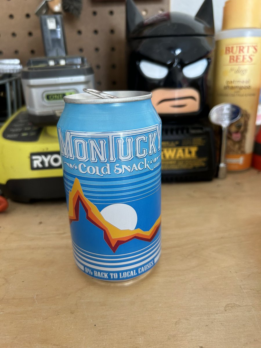 HuskerOzark's tweet photo. Damn good day for a lawn beer.  Cheers 🍻 #coldsnack https://t.co/An9uBh7Zi3