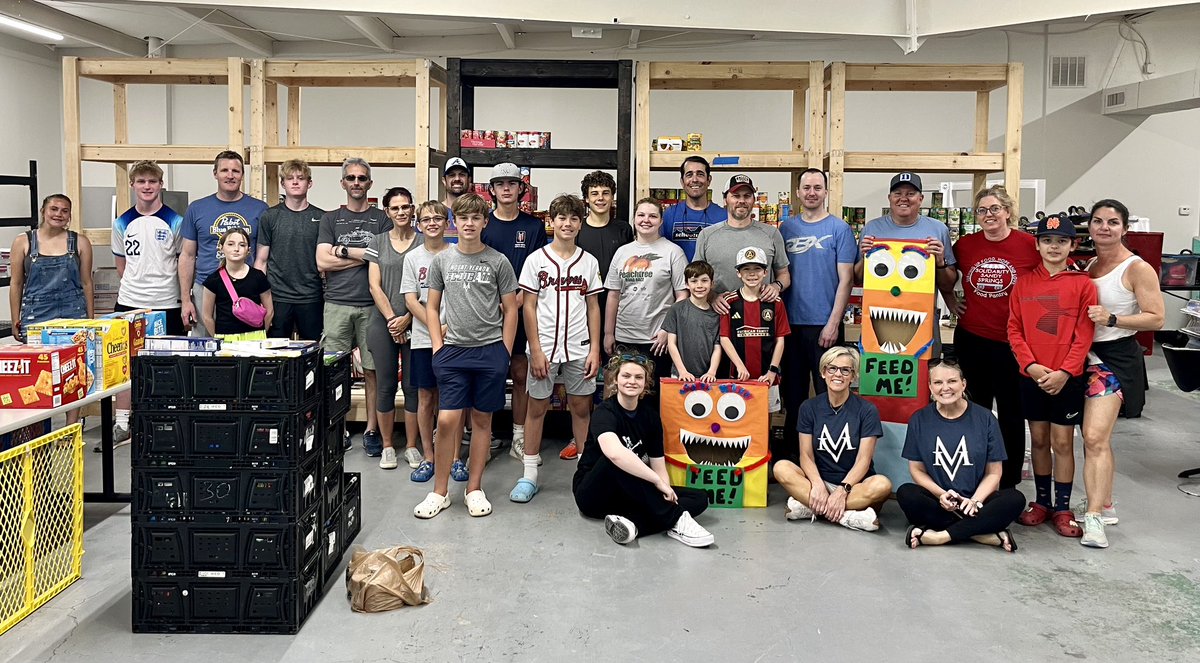 klundstromatmv's tweet photo. Teamwork makes the dream 💙 work! Today's #MVServes team delivered all of the donations from @TheMVSchool community during #WeekofImpact. We helped #SolidaritySS move into their new space. They feed 400+ families every week! #giveandgrow https://t.co/oQoGSJIrzg