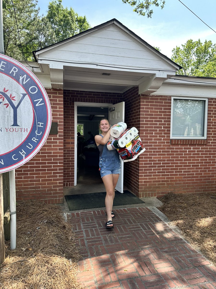 klundstromatmv's tweet photo. Teamwork makes the dream 💙 work! Today's #MVServes team delivered all of the donations from @TheMVSchool community during #WeekofImpact. We helped #SolidaritySS move into their new space. They feed 400+ families every week! #giveandgrow https://t.co/oQoGSJIrzg