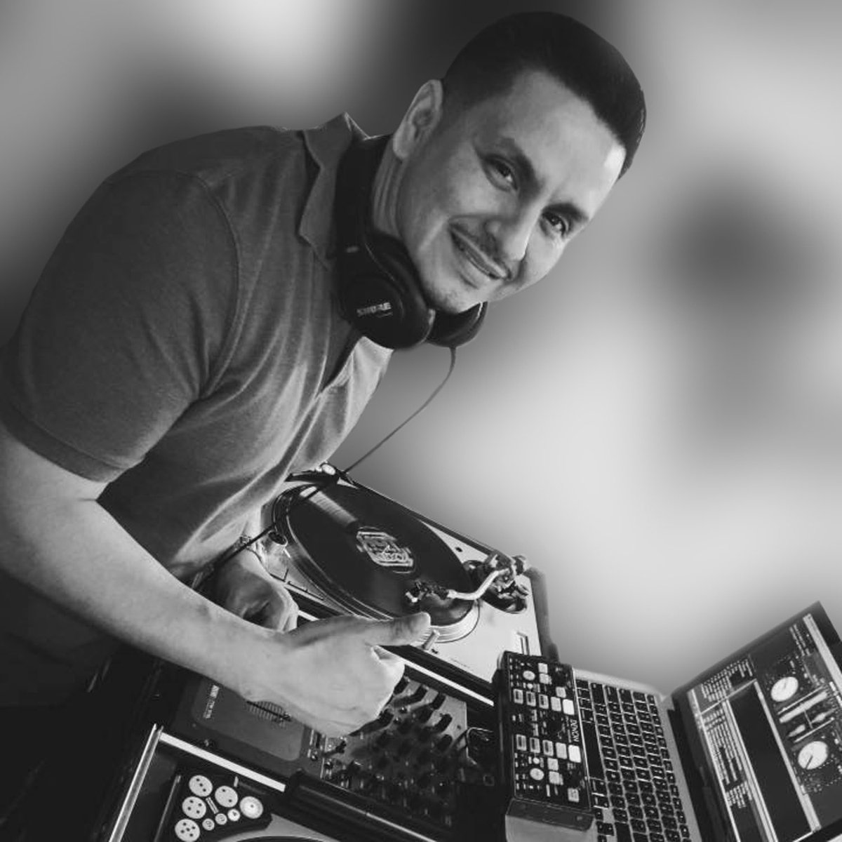 Karaoke with Hot Mix Hernandez can be found in the Irish Flats area of NIOSA this year! 🎤 Get your tickets using the link in our bio. 

#niosa #vivaniosa #niosa2024 #fiesta #vivafiesta #fiesta2024 #anightinoldsanantonio  #conservationsocietysa #hotmixhernandez