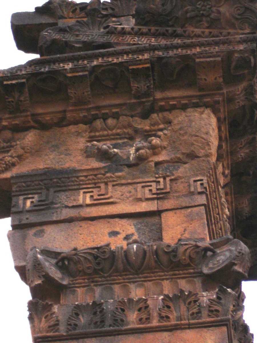 En la remota población de Slaim, la antigua Selaema, en el Harwan sirio, se conservan los restos de un interesante templo romano con una rica y notable decoración...