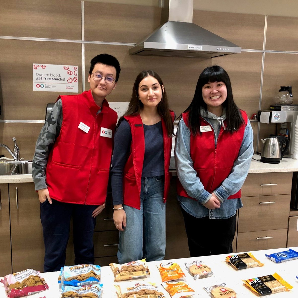 Volunteers make all the difference! @CanadasLifeline Calgary volunteer Josephine C. (on right) was happy to show the ropes to new volunteers Frank S. and Karina F. Thank you to our amazing volunteers! Happy National Volunteer Week! #NVW2024