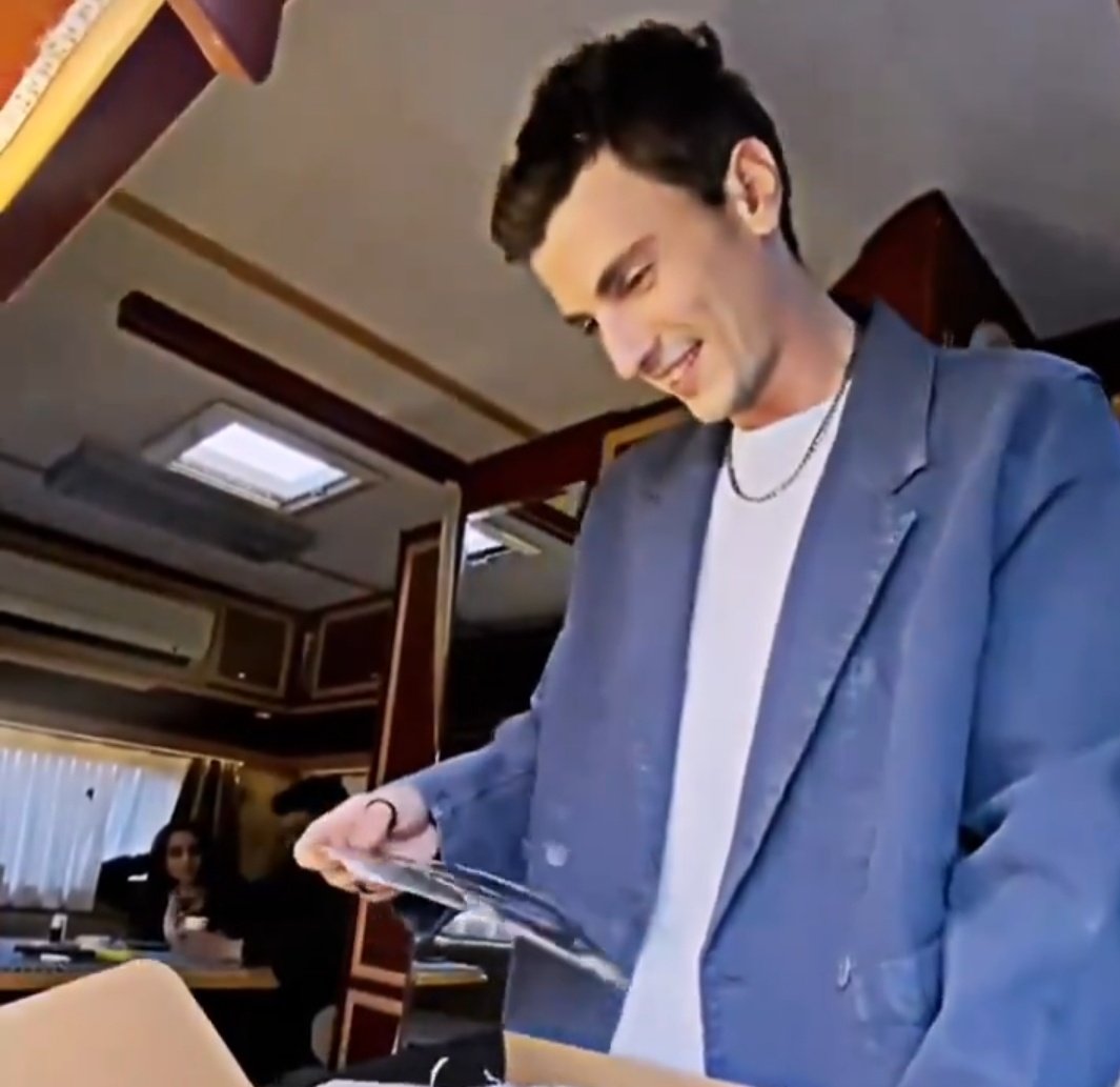 sude (@iconiclookerr) on Twitter photo 