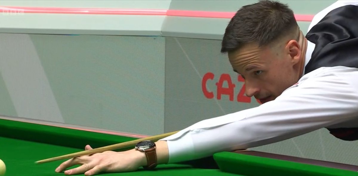 Livesnooker's tweet photo. Luca Brecel 9️⃣-8️⃣ David Gilbert

Pressure mounting on the defending champion as the tenacious Tamworth cueist makes a quick-fire 81 to get back within one! 👀

Watch Live 📺➡️ https://t.co/LLpv1oq7WF

#WorldSnookerChampionship https://t.co/aPJzoK6sZp