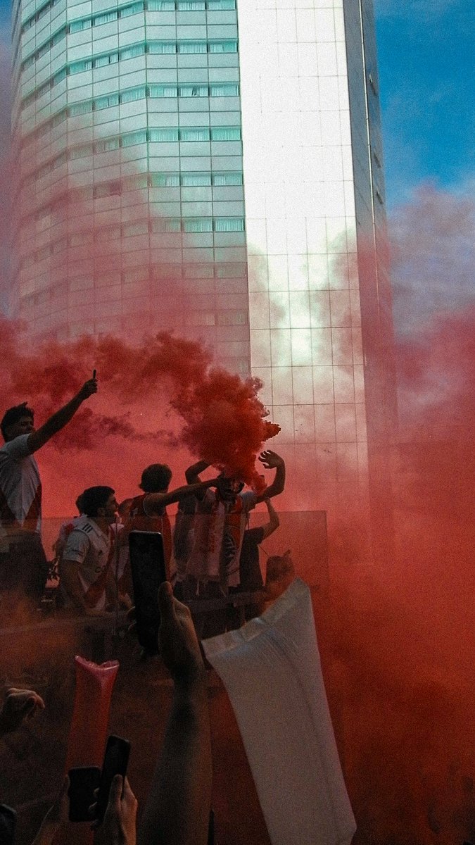 RenzoGRP's tweet photo. les dejo unas fotitos de river llegando al hotel https://t.co/rC4T3ObEbG